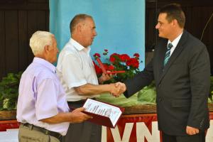 Župan mag. Marko Diaci prejema zlato priznanje s strani Tita Turnška in predsenika šentjurskih borcev Bogomira Ulbinga